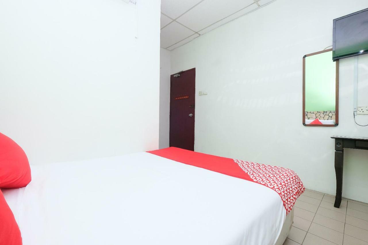 Oyo 850 Gold Star Hotel Chukai Exterior foto